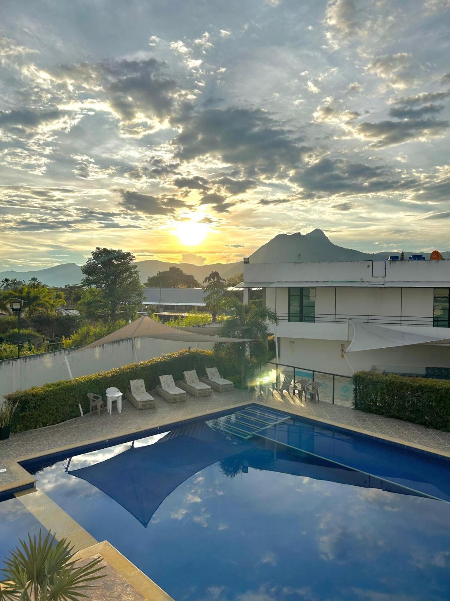 Hotel Celeste Inn Chinauta- Fusagasuga ภายนอก รูปภาพ